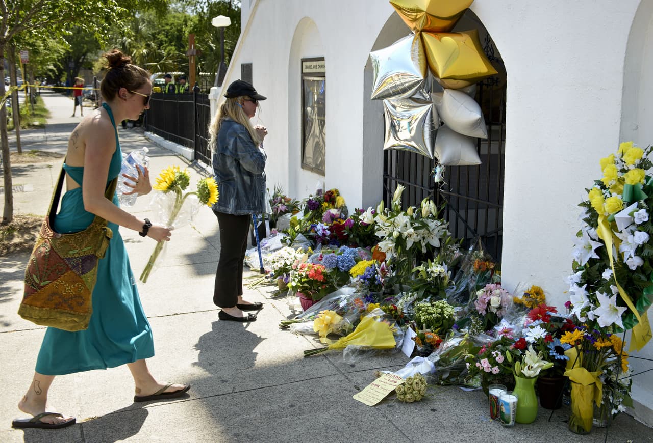 El frente de la Iglesia Episcopal Metodista Emanuel de Charleston al día siguiente de la masacre.