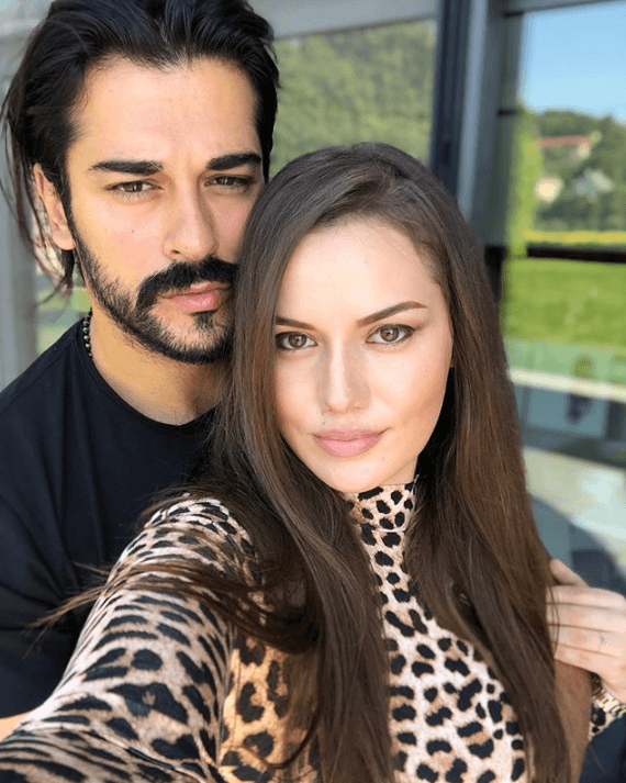 <b><a href="https://www.univision.com/temas/burak-ozcivit">Burak Özçivit y su esposa Fahriye Evcen</a></b> sufrieron una pérdida en agosto pasado, debido a los
<b>incendios forestales</b> que azotaron algunas zonas de Turquía.
<br>