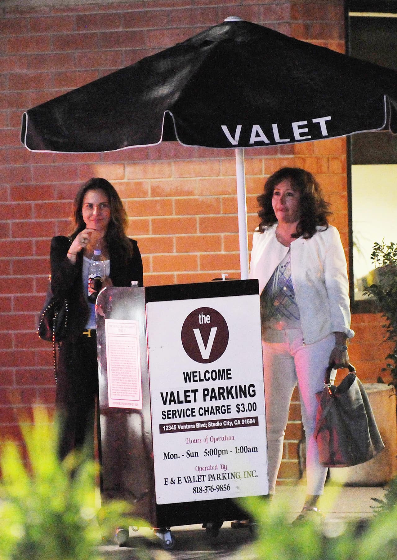 Después de uno de sus compromisos, así la pillaron los fotógrafos.