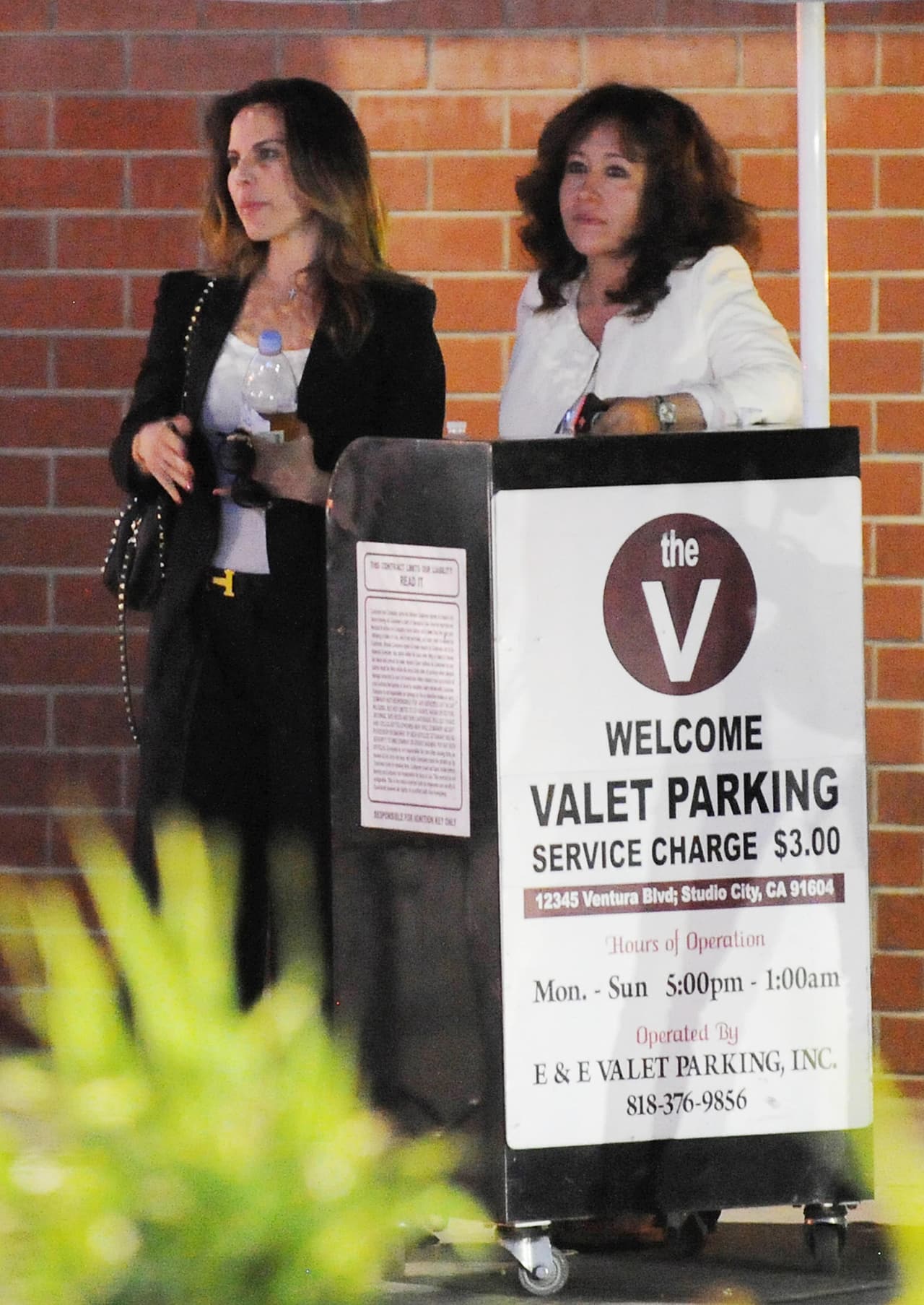 Estaba esperando su auto en el valet parking.