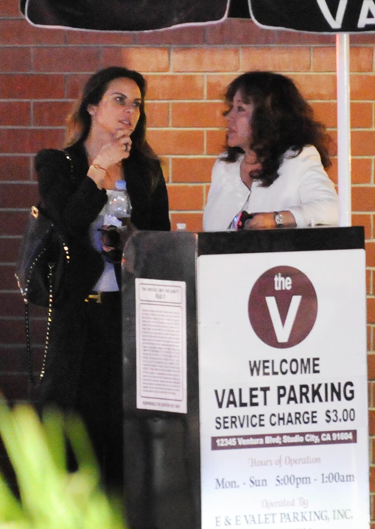 Las dos platicaron mientras esperaban el vehículo.