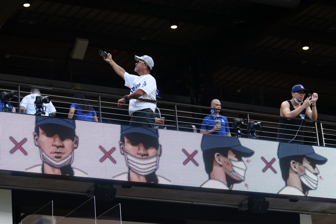 La Serie Mundial se une también a la lucha contra el coronavirus y en cada uno de los estadios en donde se disputan los partidos enseñan a los fanáticos cómo se debe usar la mascarilla, una de las más efectivas armas contra el virus.