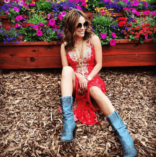 Durante sus vacaciones por Colorado, Karla se divirtió recorriendo bellos lugares y presumiendo este estilo muy 
<i>country</i>.