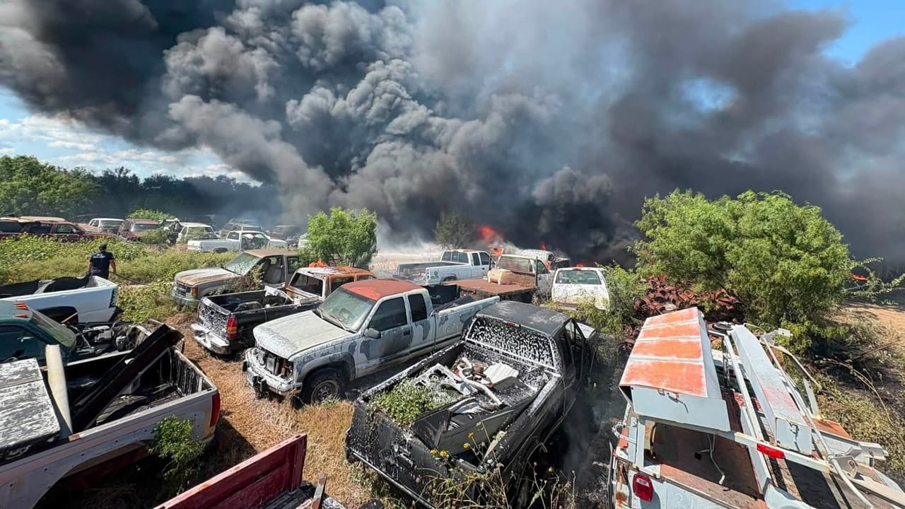 La carretera U.S. 83, al norte de Uvalde, fue cerrada temporalmente en ambos sentidos mientras los bomberos atendían el incendio. Los equipos se encontraban cerca de 
<b>County Road 429</b>.
<br>
<br>Posteriormente, alrededor de la 
<b>1:40 de la tarde</b>, las autoridades informaron que la carretera había sido reabierta en dirección norte y sur. El propietario de Hacienda Salvaje indicó que continuará proporcionando actualizaciones sobre la situación.