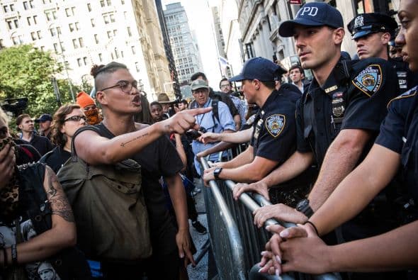 La protesta detuvo el tráfico en Broadway al sur de la Bolsa de Valores de Nueva York, y los manifestantes se mantuvieron de pie o sentados ocupando unas dos cuadras.