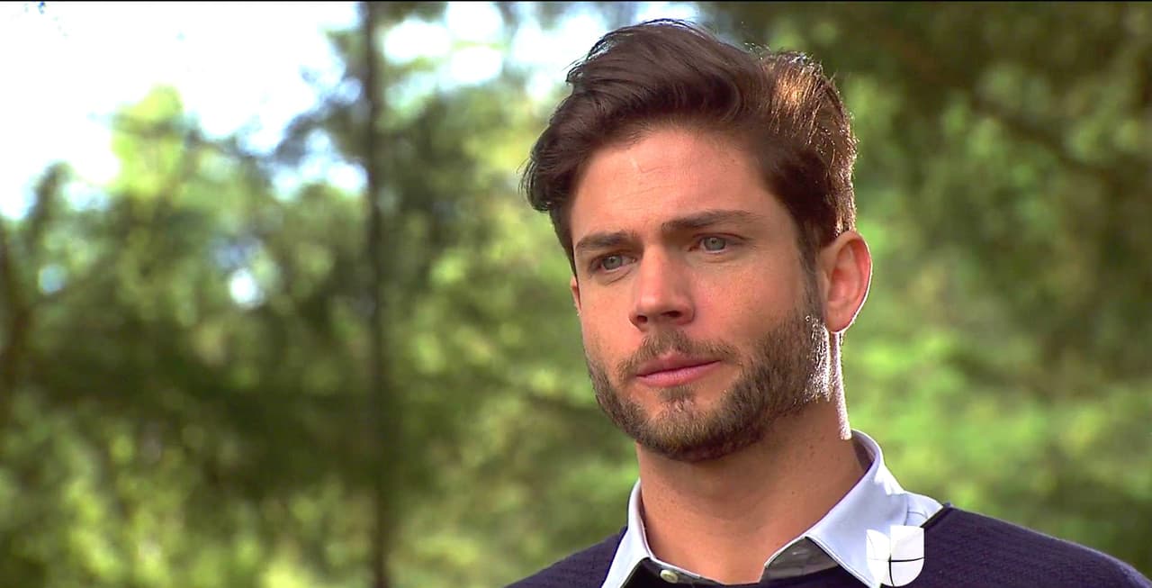 Algo muy raro está pasando, te mira con unos ojitos llenos de amor.