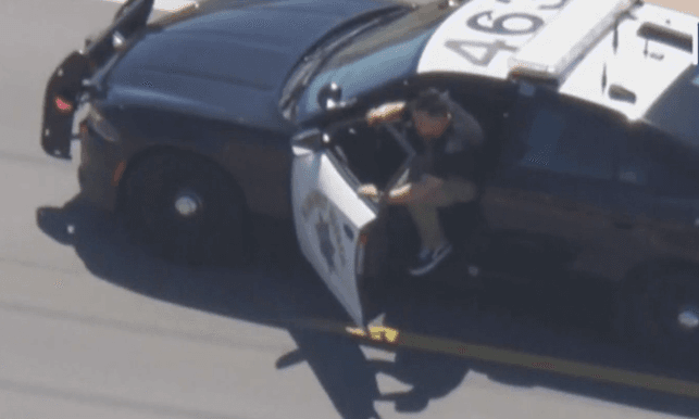 Sospechoso roba patrulla, comienza persecución y muere al aventarse del vehículo en movimiento en Newhall   