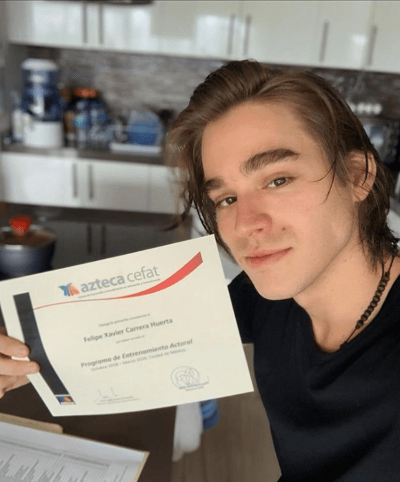 Él es el hermano menor del villano de Pasión y Poder y quiere ser sus pasos.