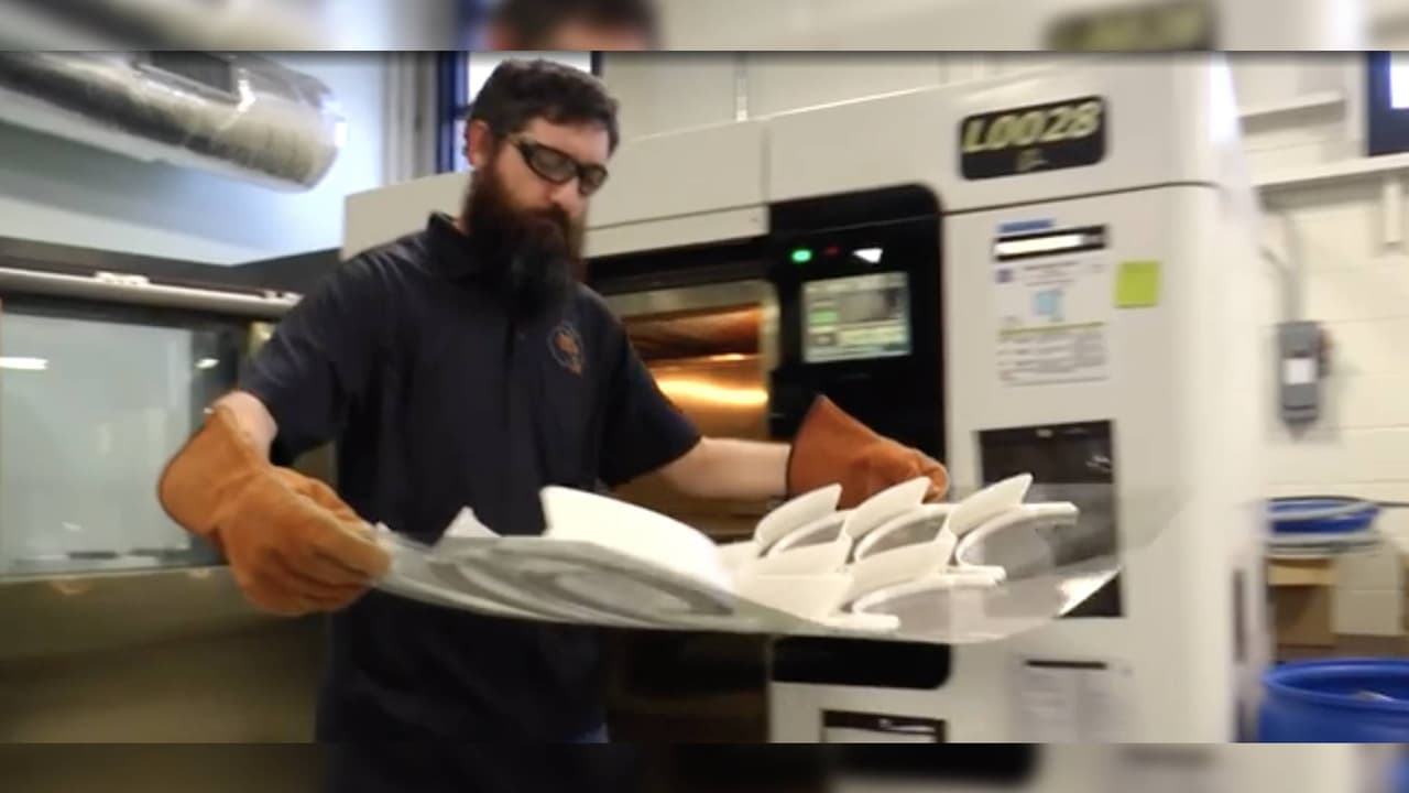 Empresa aeronáutica en Arizona fabrica protectores faciales para combatir el coronavirus