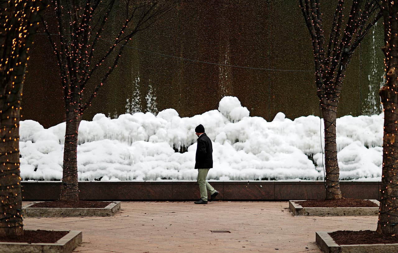 Una fuente congelada en el centro de Atlanta, Georgia. A partir de esta noche se esperan fuertes nevadas en las costas de Georgia, Carolina del Sur y del Norte, hasta las playas de Maryland y Delaware.
