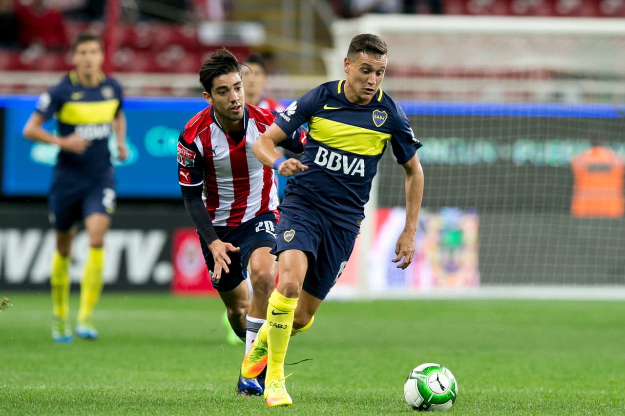 Tras el silbatazo inicial, Boca Juniors se hizo con el balón y prácticamente controló el partido, ya que forjó las mejores acciones.
