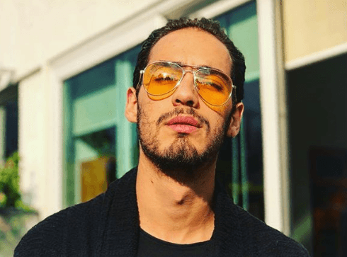 Mich Duval sigue los pasos de su madre en el medio artístico, es actor, cantante, modelo y compositor.