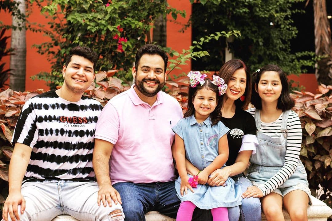 Con esta bella foto familiar, Elyangelica González les deseó a sus seguidores un feliz domingo de Pascua: "Felices Pascuas. Que Dios los proteja a todos y los libre de mal y peligro. Que la vida les sonría y les mantenga unidos".