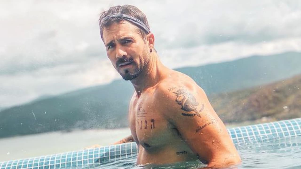 José Ron revela que él también se tatúa la piel en honor a sus novias