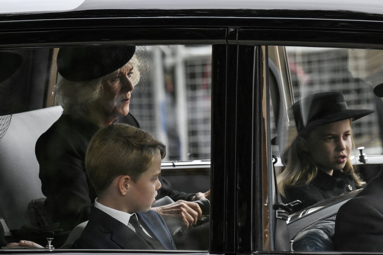 <b><a href="https://www.univision.com/shows/despierta-america/de-villana-a-reina-consorte-la-increible-historia-de-amor-del-rey-carlos-iii-con-camila-parker-bowles-video" target="_blank">La esposa del rey Carlos</a></b> llevó un bolso clutch de Launer, la marca favorita de la reina Isabel, detalló Page Six.
<br>