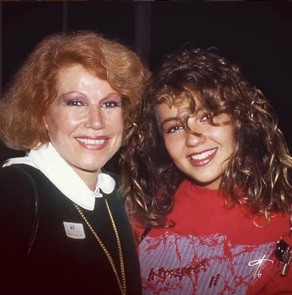 La actriz siempre quiso vivir junto a sus hermanas y su mamá, pero tuvo que conformarse con visitarlas de vez en cuando: "Cuando mi padrastro estaba de buenas, pues nos veíamos, pero cuando no estaba de buenas no podíamos entrar a su casa, y no nos veíamos".
<br>