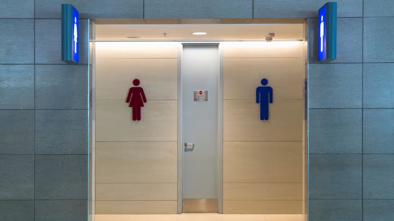 Texas aprueba proyecto de ley que limita el uso de baños públicos y otros espacios según el sexo biológico: Te explicamos
