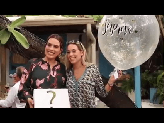 Dentro de la caja estaba una playera con la petición para ser madrina de Diego. Conmovida, aceptó y festejaron con una bella fotografía. "¡Sorpresa! Ya Diego tiene madrina. Quise sorprender a mi hermana con un detalle especial para pedirle que fuese la madrina de mi bebé y menos mal dijo que sí", apuntó Chediak en su cuenta de Instagram.