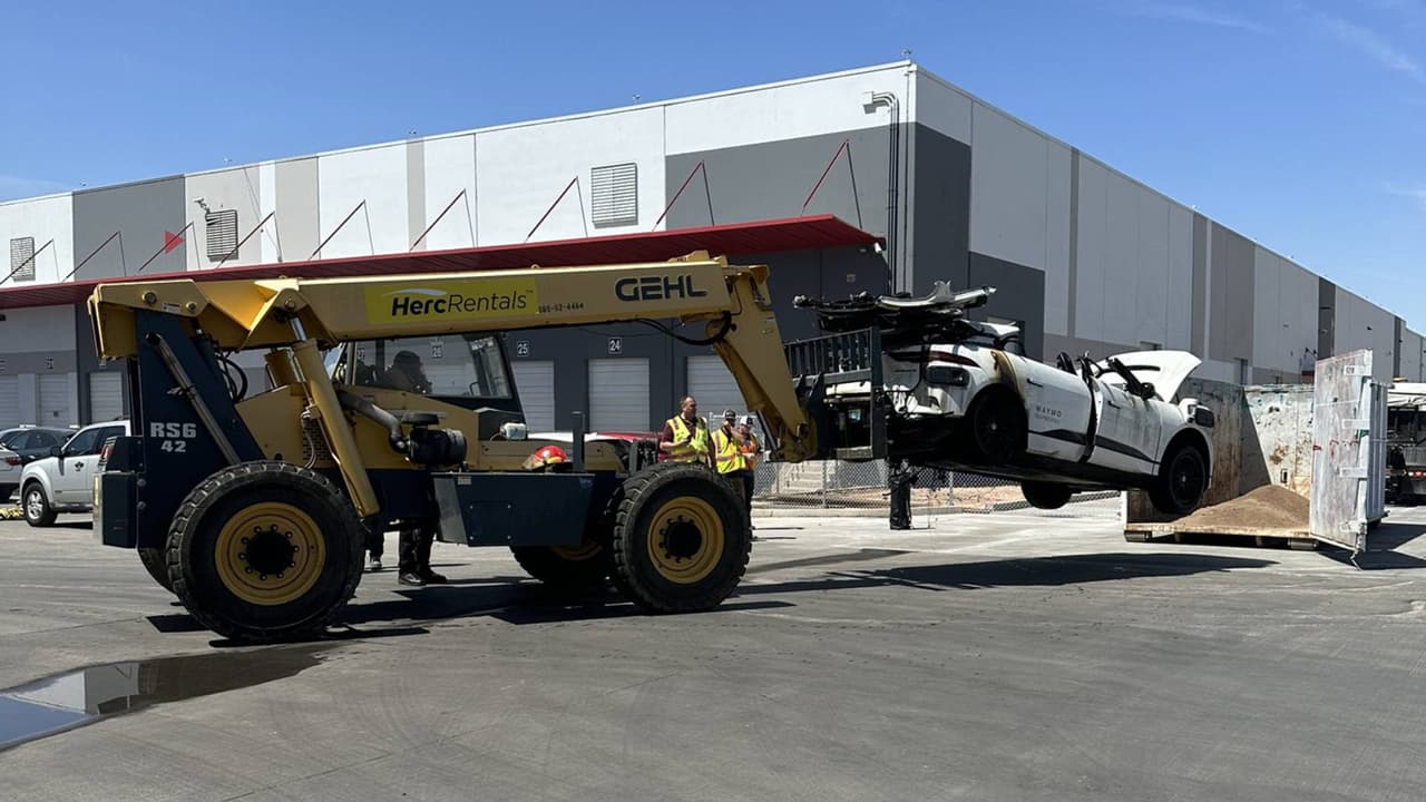 Auto eléctrico se incendia repentinamente y provoca alarma en un almacén