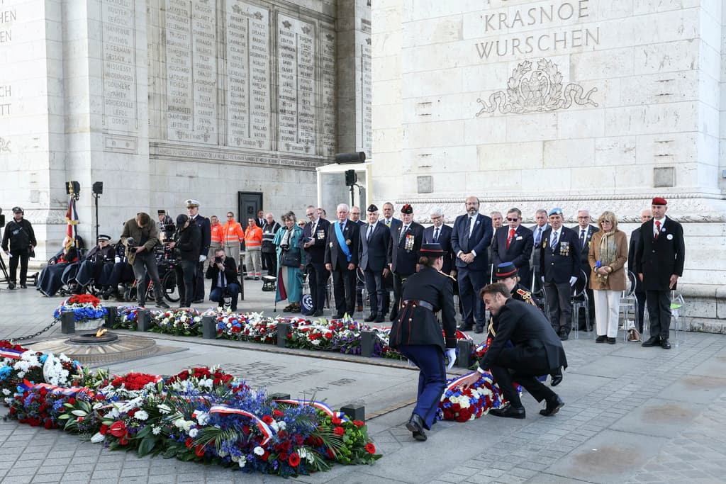 El presidente francés Emmanuel Macron, derecha, coloca una ofrenda de flores en la Tumba del Soldado Desconocido durante ceremonias para conmemorar el 80º aniversario del fin de la Segunda Guerra Mundial en Europa, el jueves 8 de mayo de 2025, en París. (Thomas Samson, foto compartida vía AP)