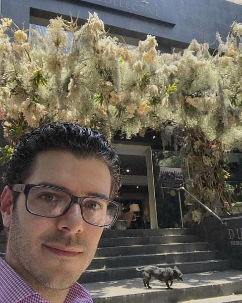 Confesó en entrevista a 
<a href="http://peopleenespanol.com/telenovelas/nino-telenovela-de-pocas-pocas-pulgas-santiago-mirabent/#la-popularidad-te-lleg-siendo-un-nio-cmo-viviste-esa-fama-tan-repentina">People en Español,</a> que haber conocido la fama a tan corta edad provocó que se volviera un poco engreído: "La verdad sí me cayó como balde de agua fría, uno no está acostumbrado a la fama y menos a los 13 años. He de confesar que me volví un poco pesado. Fue tan rápida la fama que no sabía ni cómo manejarla, pero agradezco a todos los que estuvieron ahí conmigo".