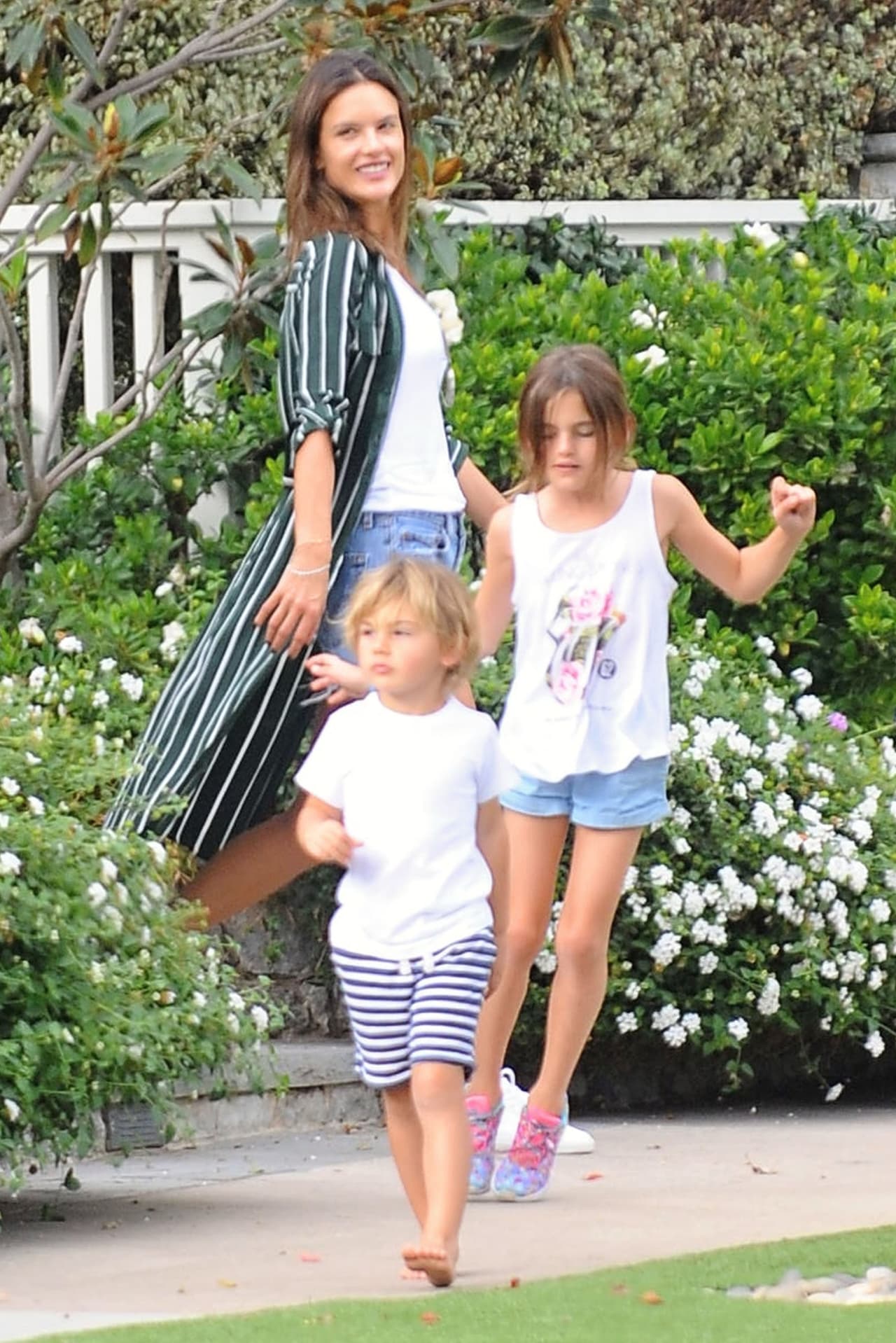 La modelo no pierde oportunidad de juguetear con su hijos en sus tiempos libres.