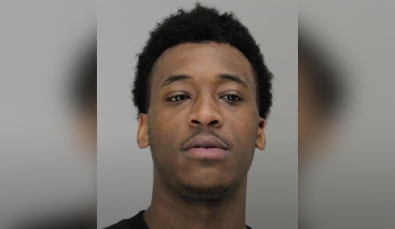 Tiene 25 años y se hizo pasar por un estudiante de 17; ahora lo acusan de manosear a una adolescente