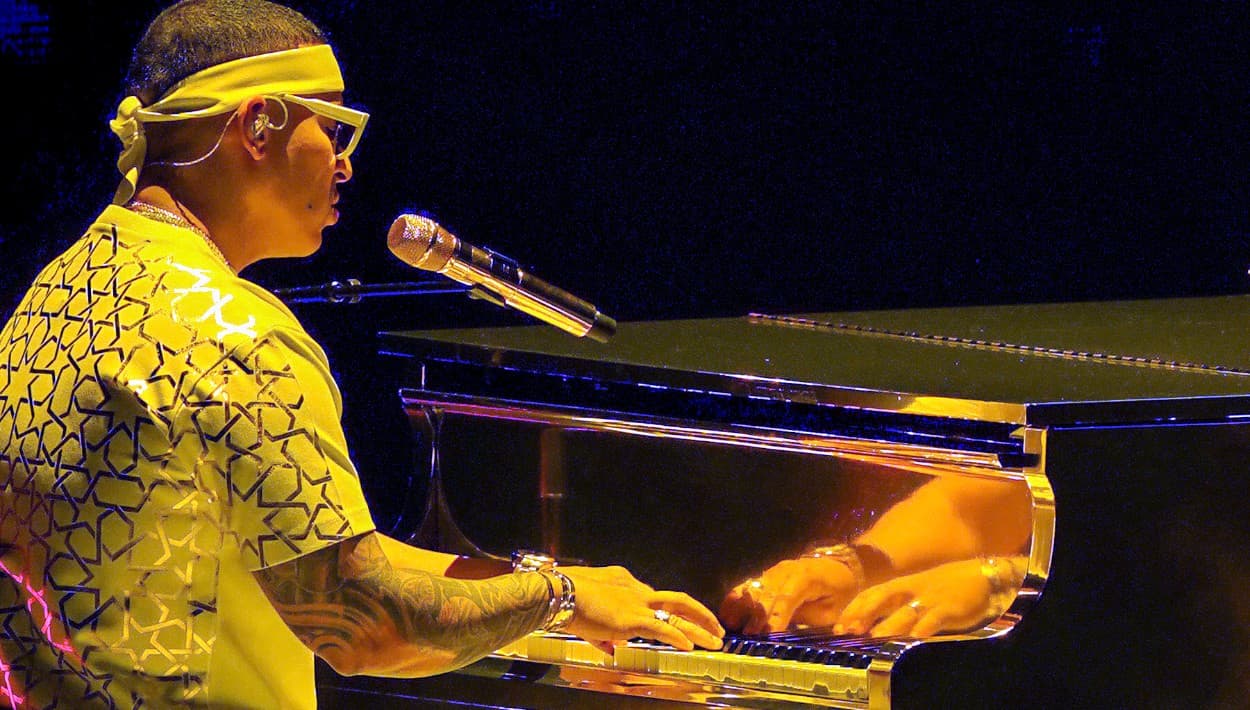 Daddy Yankee toca el piano en Premio Lo Nuestro y emociona al maestro Sergio George