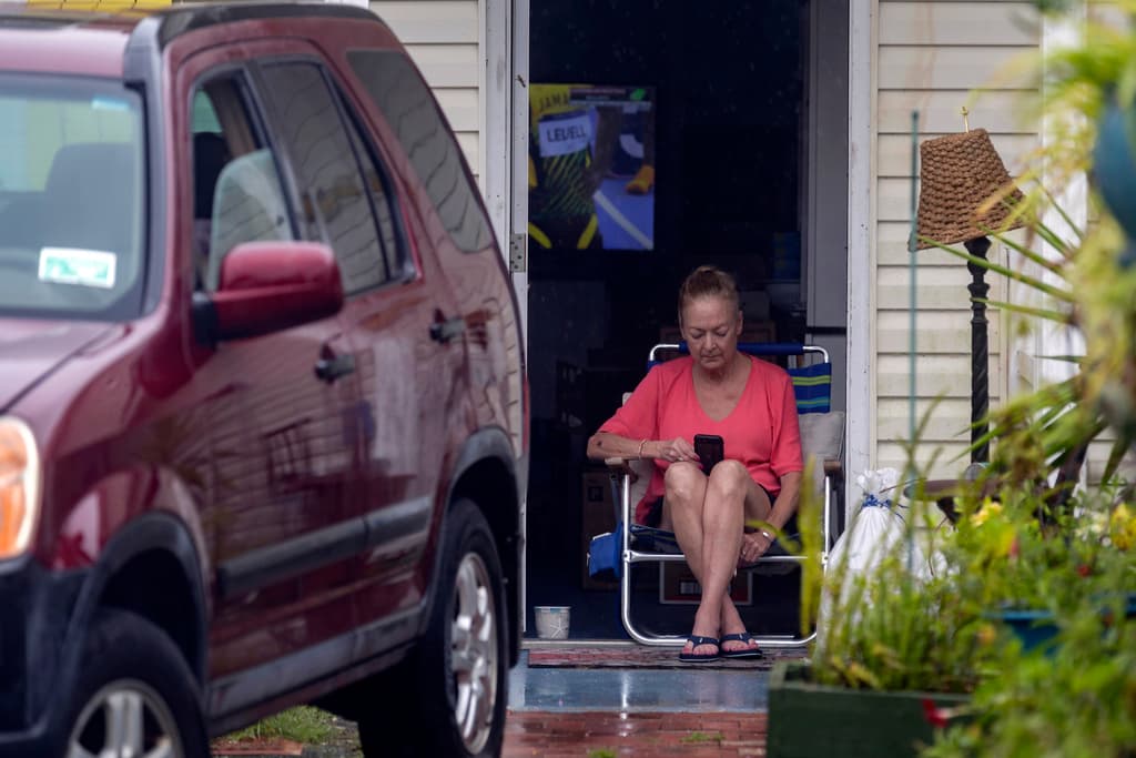 Angela Thompson, residente en Tybee Island, Georgia, se preparó y se sentó a esperar la llegada de la tormenta tropical.