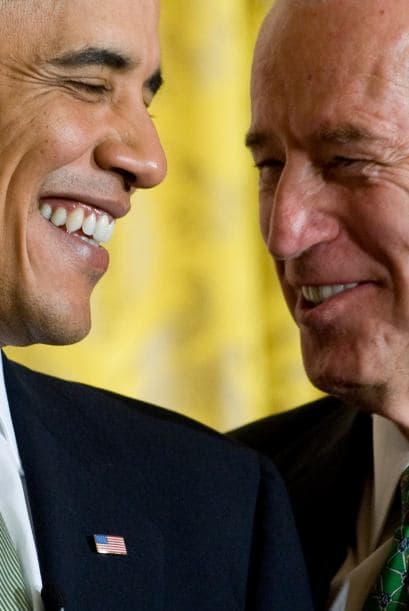 El presidente Barack Obama y el Vicepresidente Joe Biden bromean durante una recepción del Día de San Patricio en la Casa Blanca, el 17 de marzo de 2010.