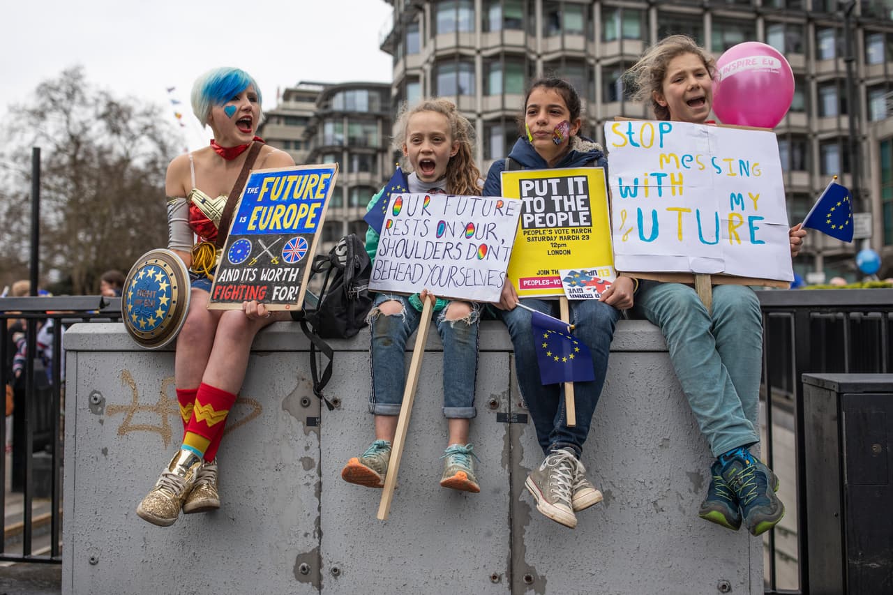 En la manifestación que tomó este sábado las calles de Londres se vio incluso a jóvenes y niños que reclamaban a la primera ministra May que su futuro está más seguro dentro de la Unión Europea.