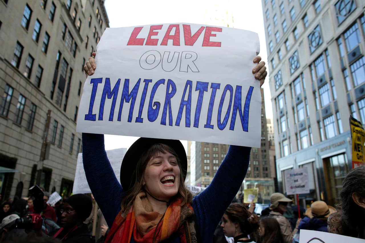 Con entusiasmo esta mujer reclamó el sábado, en Manhattan, que Trump no haga cambios sobre inmigración.
