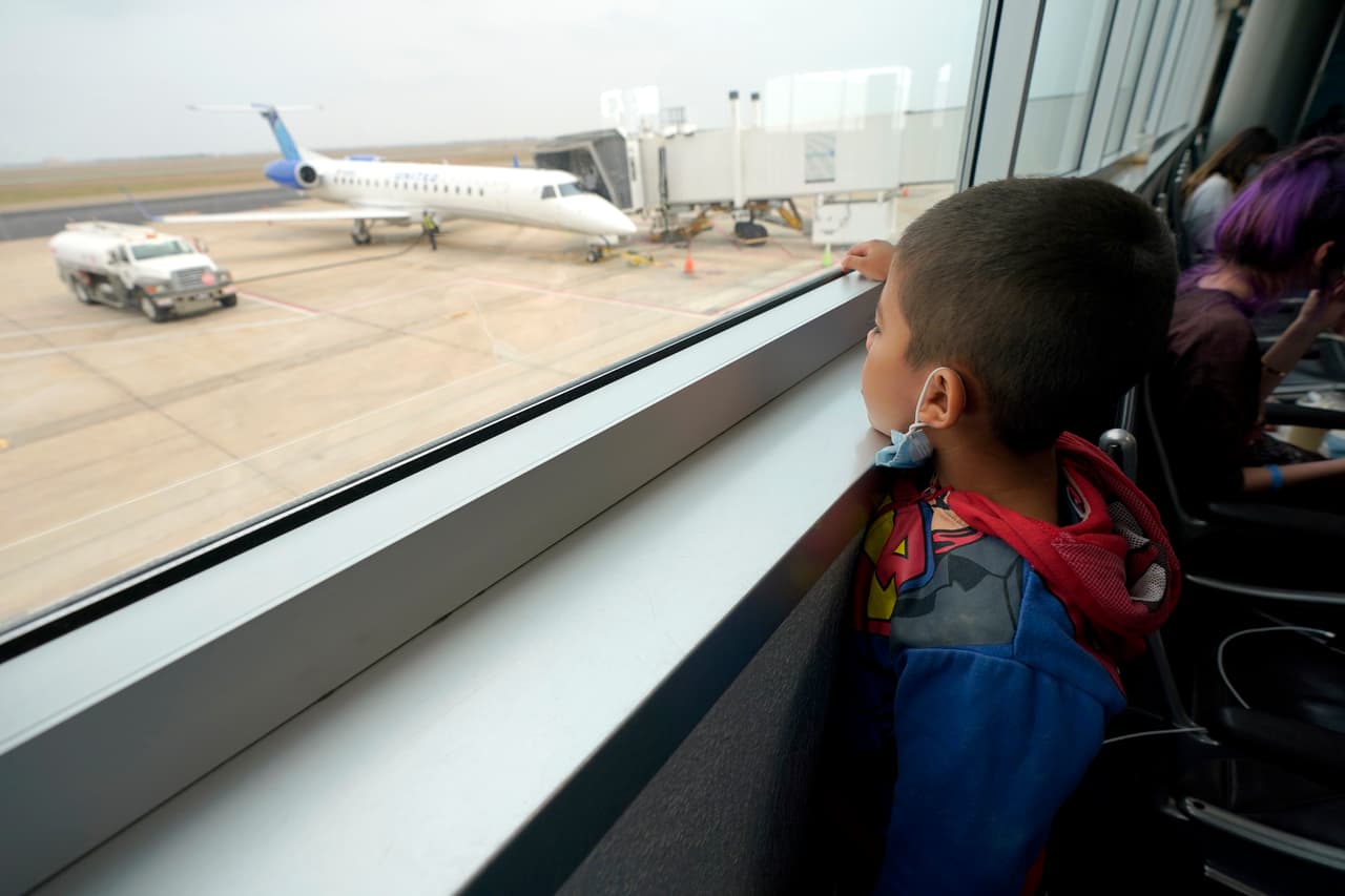 Reportan llegada de niños inmigrantes a Nueva York en vuelos chárter desde Texas