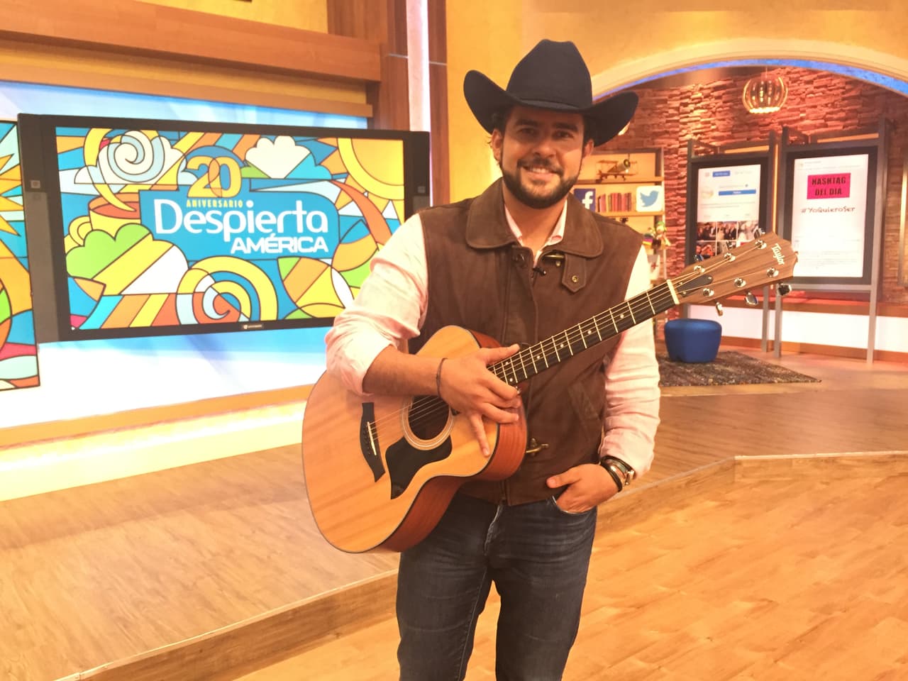 Jerry Bazúa llegó a Despierta América muy bien acompañado de su inseparable guitarra.