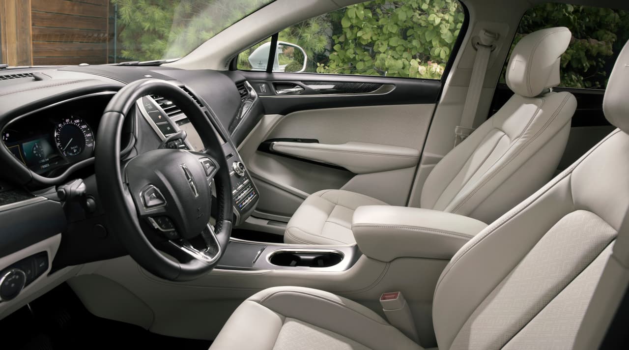 La alta calidad de los materiales en la cabina de la Lincoln MKC afortunadamente no cambia con el modelo 2019, el cual además ofrece un
<b> amplio portafolio de</b> 
<b>interiores especiales</b> como parte de la serie 
<b>Black Label</b> de Lincoln.