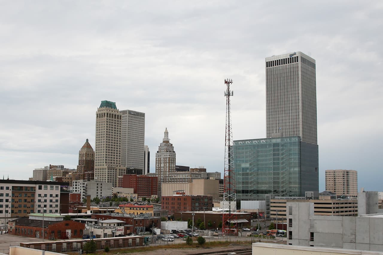 <b>7.- Tulsa, Oklahoma:</b> También figura entre las ciudades donde el ingreso necesario para vivir cómodamente es relativamente menor. En este caso, un adulto soltero requiere 88,317 dólares al año, mientras que una familia trabajadora de cuatro integrantes necesita 215,238 dólares anuales. No obstante, el ingreso medio de los hogares es de 60,930 dólares, una cifra inferior al umbral estimado.