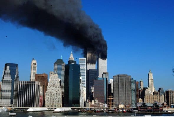 El 11 de septiembre Estados Unidos fue víctima de horrendos ataques terroristas: Al Qaeda secuestró e impactó cuatro aviones contra varios objetivos y que causaron la muerte y destrucción, siendo el episodio que precedería a la guerra de Afganistán y a la adopción por el Gobierno estadounidense y sus aliados de la política denominada de Guerra contra el terrorismo. Los atentados fueron cometidos por diecinueve miembros de la red yihadista Al-Qaida,1 divididos en cuatro grupos de secuestradores, cada uno de ellos con un terrorista piloto que se encargaría de pilotar el avión una vez ya reducida la tripulación de la cabina. Los aviones de los vuelos 11 de American Airlines y 175 de United Airlines fueron los primeros en ser secuestrados, siendo ambos estrellados contra las dos torres gemelas del World Trade Center, el primero contra la torre Norte y el segundo poco después contra la Sur, provocando que ambos rascacielos se derrumbaran en las dos horas siguientes.2 3 El tercer avión secuestrado pertenecía al vuelo 77 de American Airlines y fue empleado para ser impactado contra una de las fachadas del Pentágono, en Virginia. El cuarto avión, perteneciente al vuelo 93 de United Airlines, no alcanzó ningún objetivo al resultar estrellado en campo abierto, cerca de Shanksville, en Pensilvania, tras perder el control en cabina como consecuencia del enfrentamiento de los pasajeros y tripulantes con el comando terrorista.
