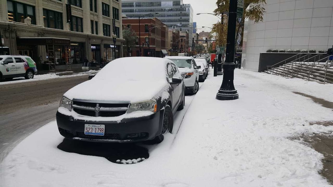 La Ciudad de los Vientos se pintó de blanco este viernes con la primera nevada del año que dejó un poco de acumulación en las calles y nos regaló fotos que parecen salidas de una postal.