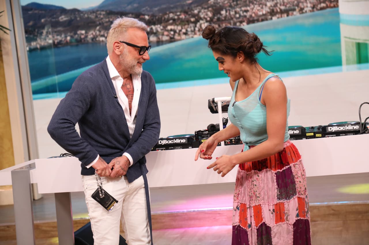 Gianluca Vacchi quiso complacer a Mela y le dio lo que traía en el bolsillo.