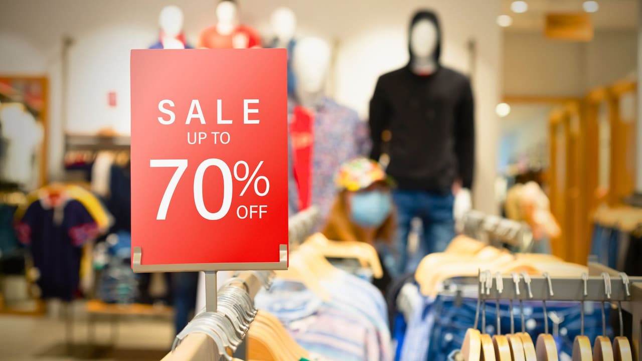 🗓️ 
<b>Empieza a planificar con anticipación:</b> Las mejores ofertas no siempre llegan en diciembre. Comienza a hacer tus compras navideñas durante el año, aprovechando las rebajas del Black Friday, Cyber Monday, o incluso promociones de bancos. Comprar antes de la temporada alta te permitirá evitar los precios elevados y el estrés de última hora.