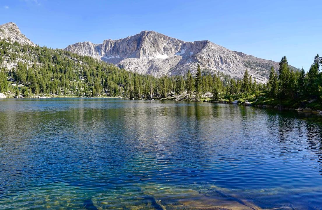 <b>El </b>
<a href="https://goo.gl/maps/t9sCfnKf4cpSXUQu6" target="_blank">lago Edison</a> no tiene marina, pero sí un lugar donde rentar kayak. Se pueden navegar las 11 millas de orilla y apreciar la majestuosidad de la Sierra Nevada. Estas aguas son guarida de diferentes tipos de truchas y la profundidad de éste es de 120 pies. Aquí ofrecen un recorrido por el lago de un extremo a otro y 
<b>el lugar es ideal para viajeros que gusten de la pesca y el senderismo.</b> 
<br>Ubicado a 3 horas al este de Fresno.