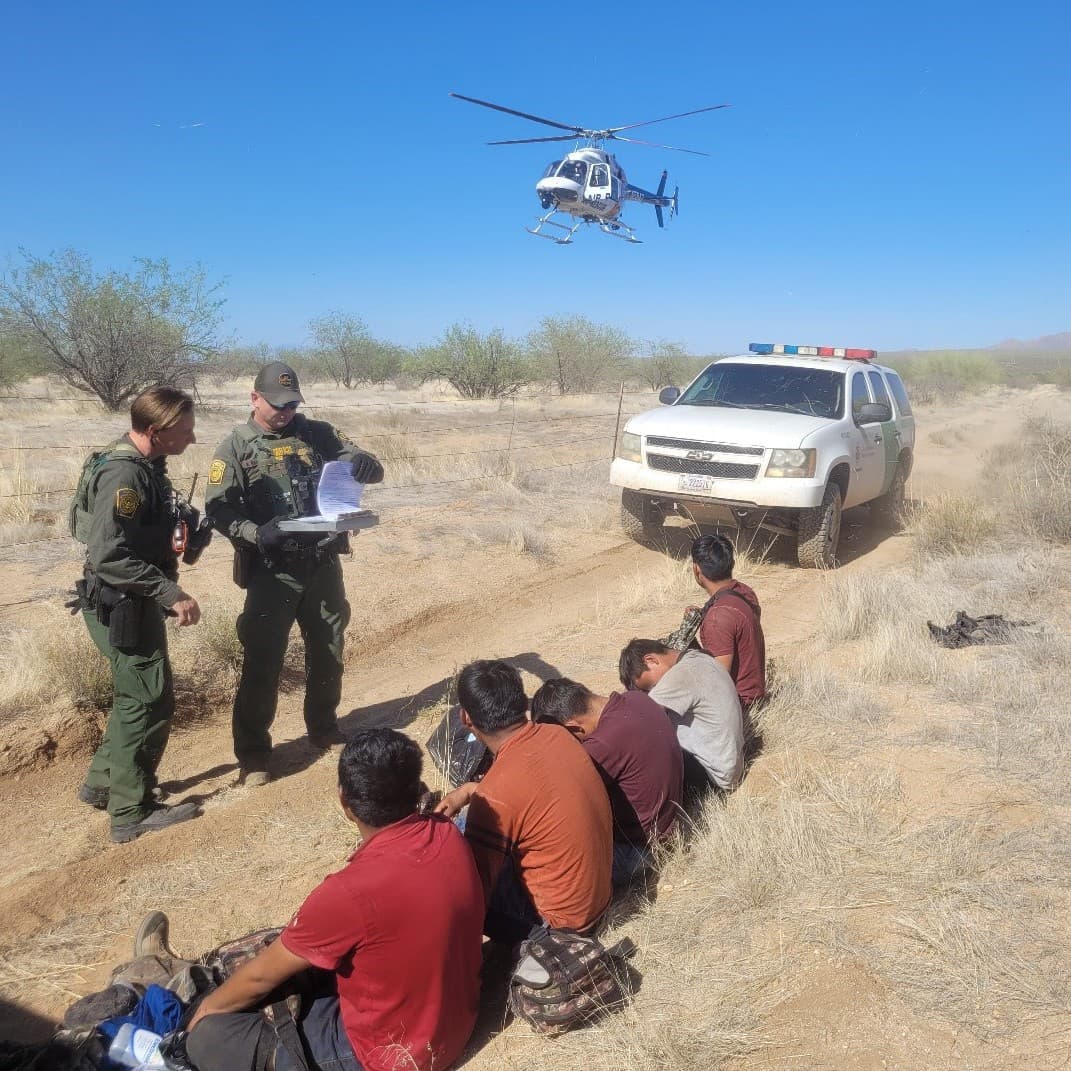 En una colaboración de varias agencias del orden encontraron a tres grupos de indocumentados al suroeste de Tucson.