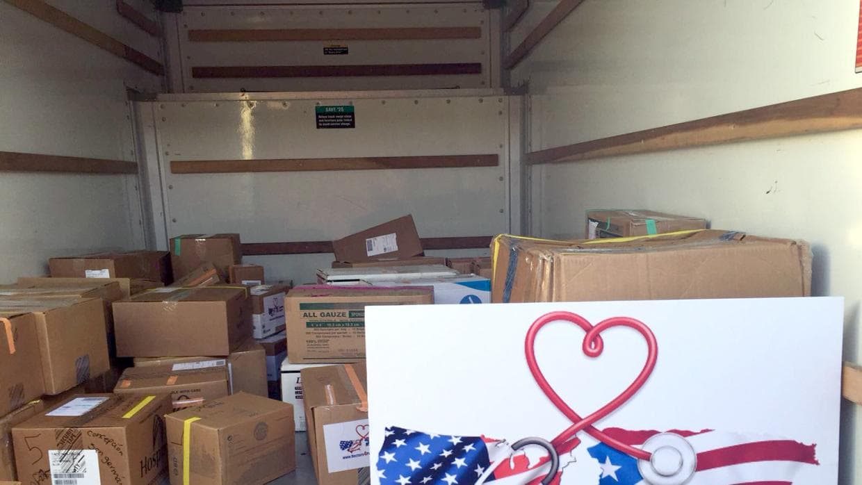 The boxes come with a series of specifications: the name of the doctor or hospital to whom it is addressed. What is inside and what precautions should be taken. In the photograph, a shipment ready to be sent to Puerto Rico with the image of the group name: Doctors4PuertoRico.