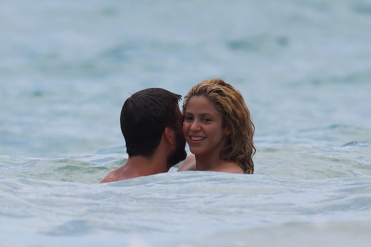 La pareja pasó unos días en las playas de Hawaii y se les ve muy enamorados.