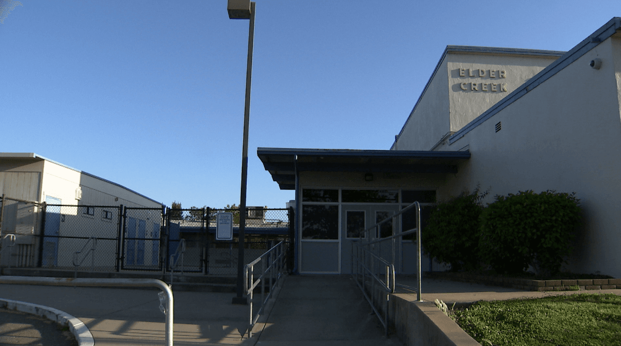 Policía: hombre se exhibe frente a estudiantes cerca de escuelas