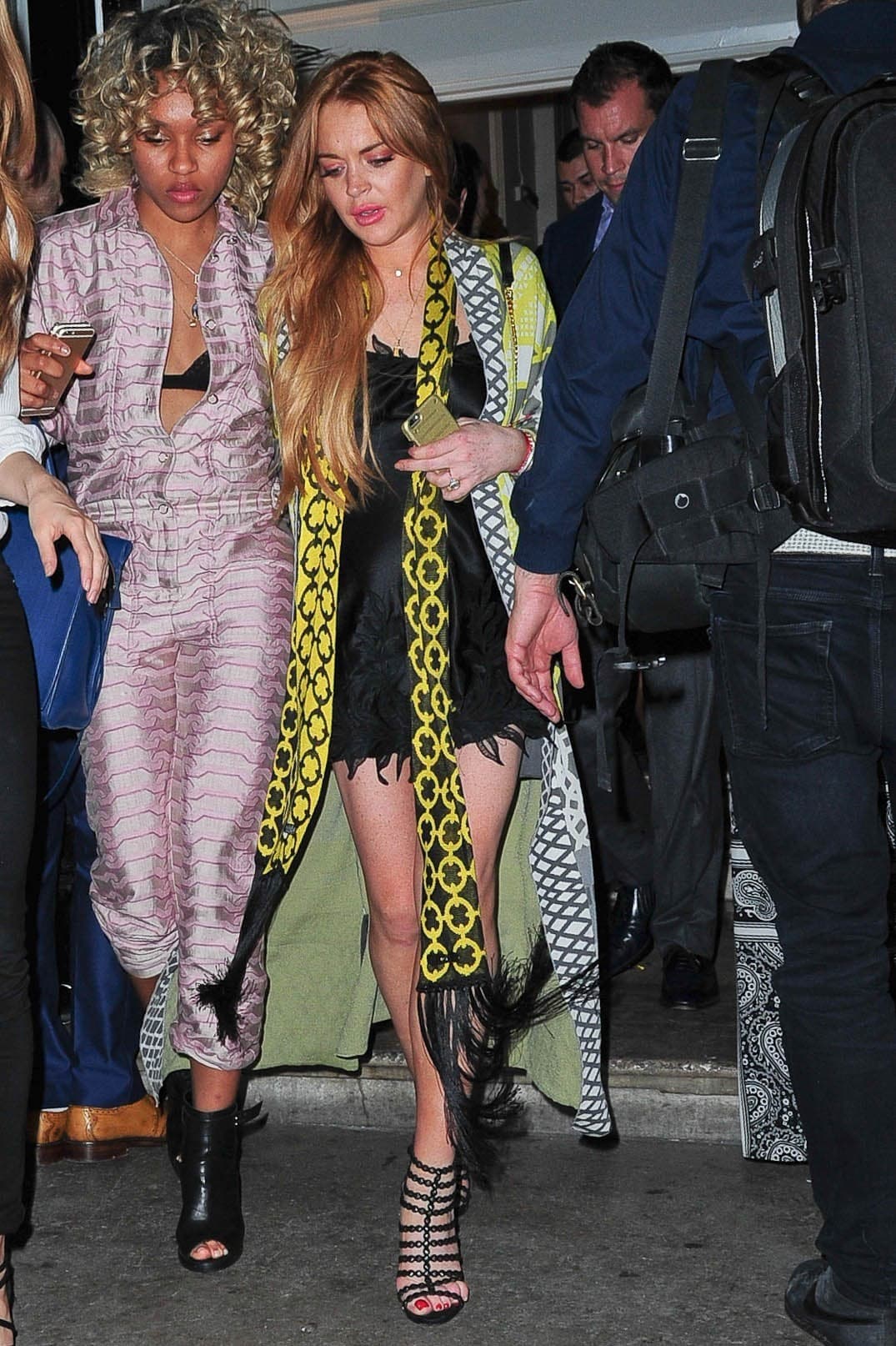 Muy rápido quiso irse apoyándose en una amiga