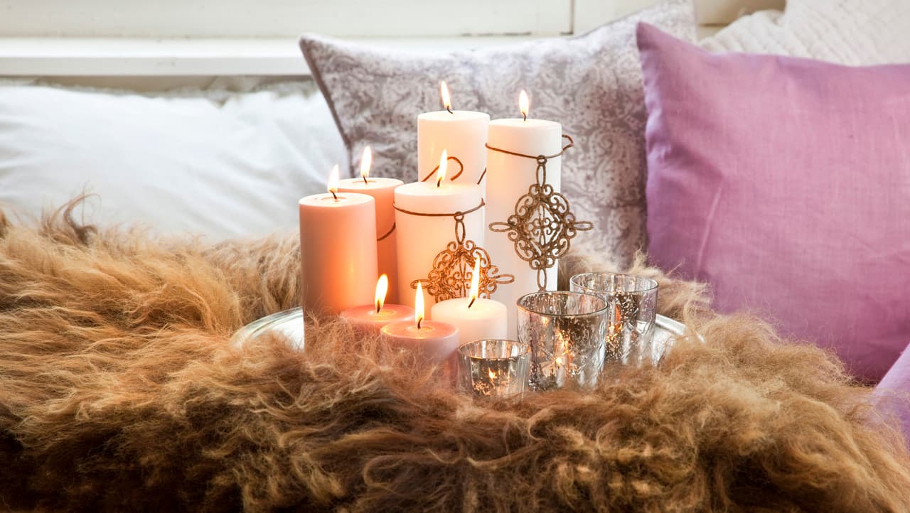 La luz de una vela simboliza la 
<b>purificación</b>, es capaz de llenar de calma el ambiente, espantar los malos espíritus y atraer hasta nosotros protección celestial.