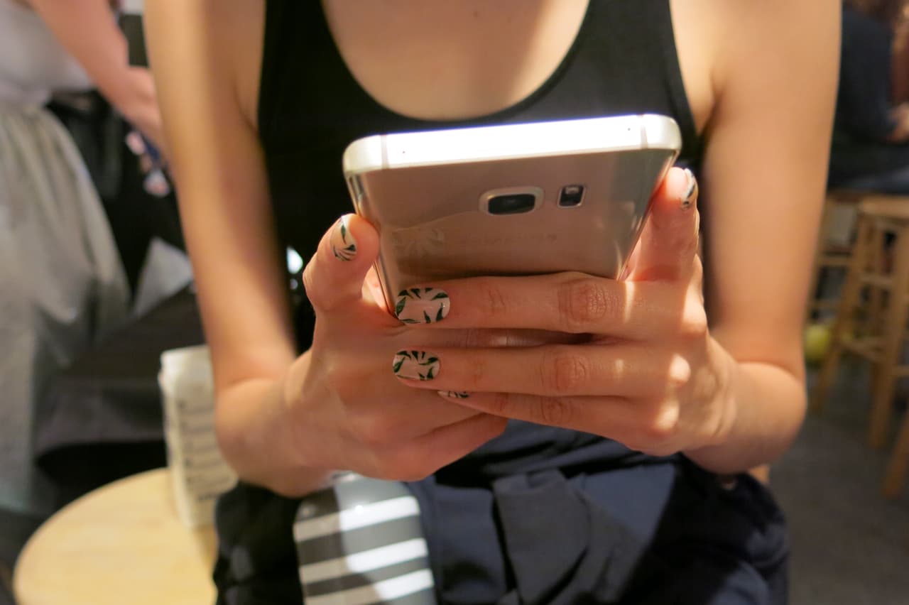 Este el diseño que tiene un tono rosa beige de fondo con unos trazos verdes en las orilla, lo cual le da un toque muy orgánico y natural.