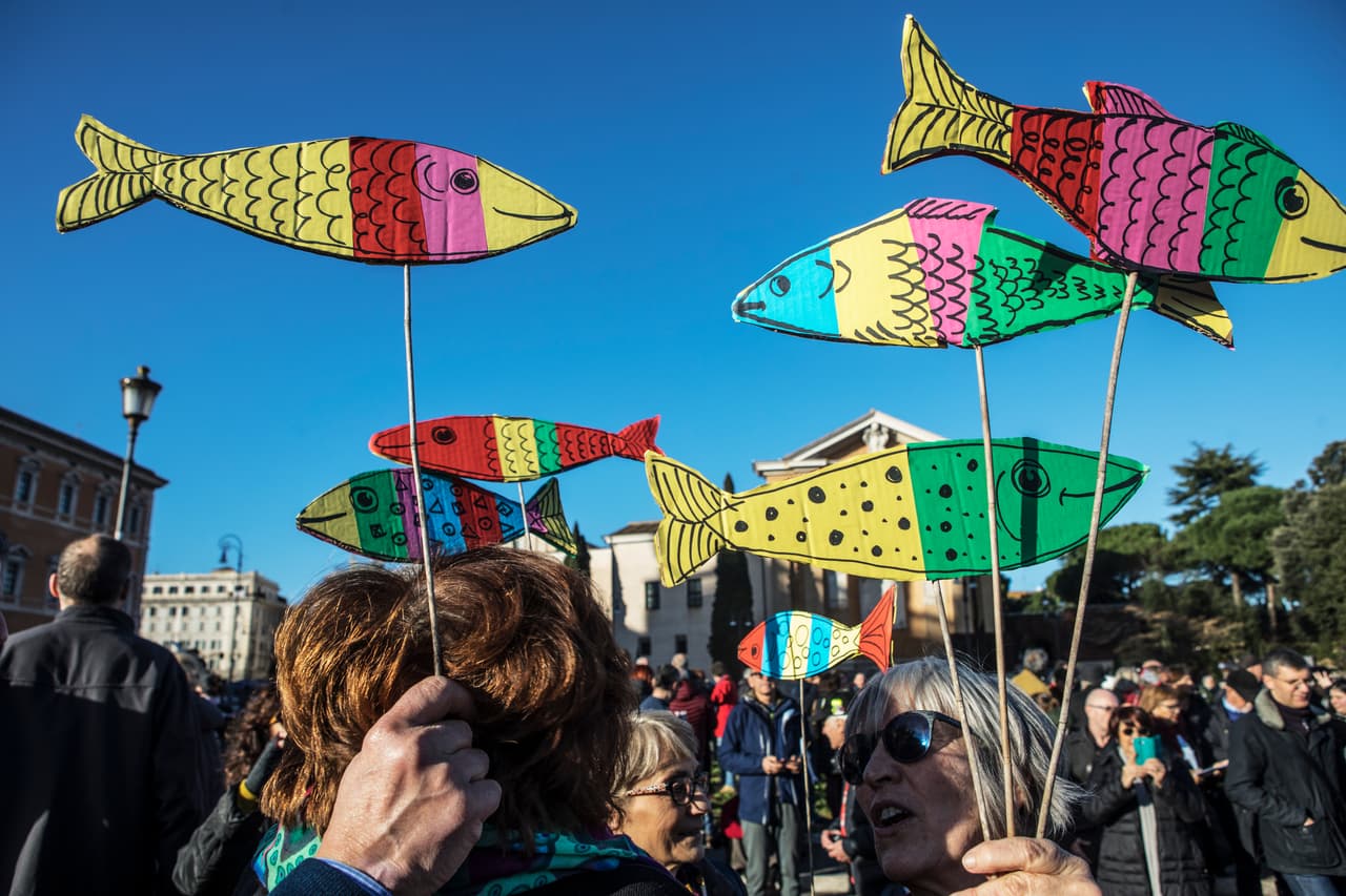 Pese a la avasallante presencia de Salvini, sin duda el hombre que marca la pauta política italiana, los de las sardinas parecen estar desafiando el dominio de las calles que había gozado la Liga de Salvini. Una encuesta de fines de noviembre indica que el 40% de los consultados considera que el movimiento es el “enemigo más peligroso” del exministro del Interior.
<br>