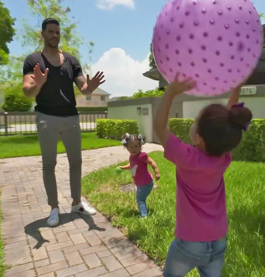 Cuando le preguntaron que si tomaría la oportunidad de ser soltero y sin hijas su respuesta inmediata fue “no”. “Todas son etapas que se viven y se disfrutan, y esta se disfruta más que ninguna. Ya vendrán otras etapas en las que ellas se vayan y me sienta soltero”.